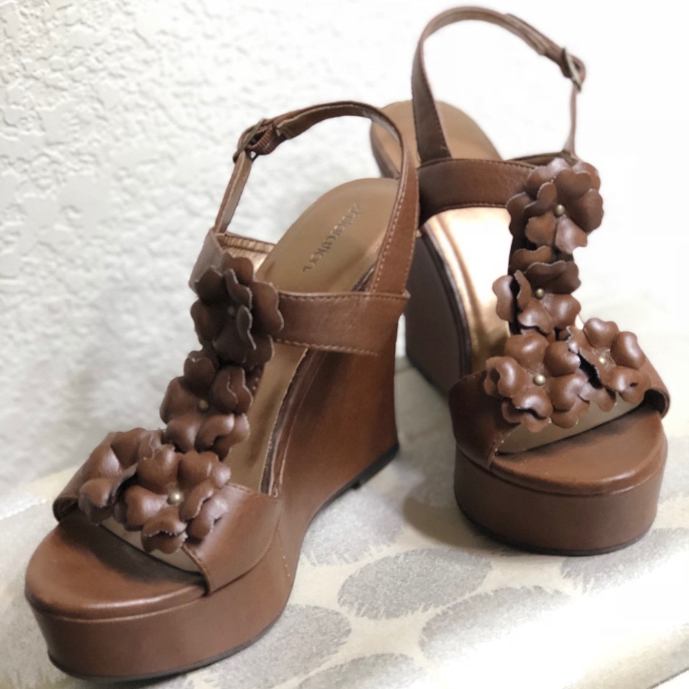 Brown flower wedges.